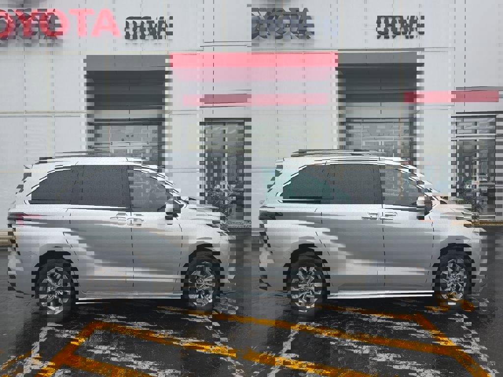 Used 2025 Toyota Sienna XLE image 2