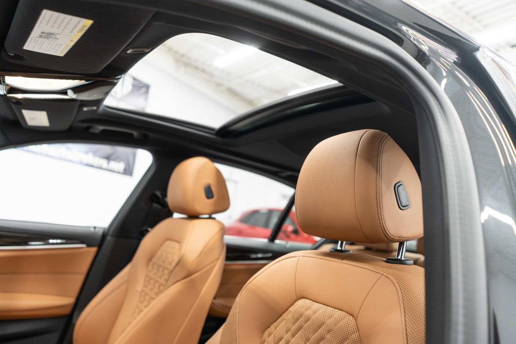 Used 2022 BMW 530i xDrive w/ Premium Package image 7