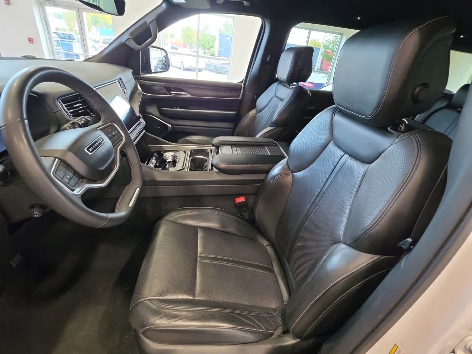 Used 2023 Jeep Wagoneer L Series II AWD/4WD image 16