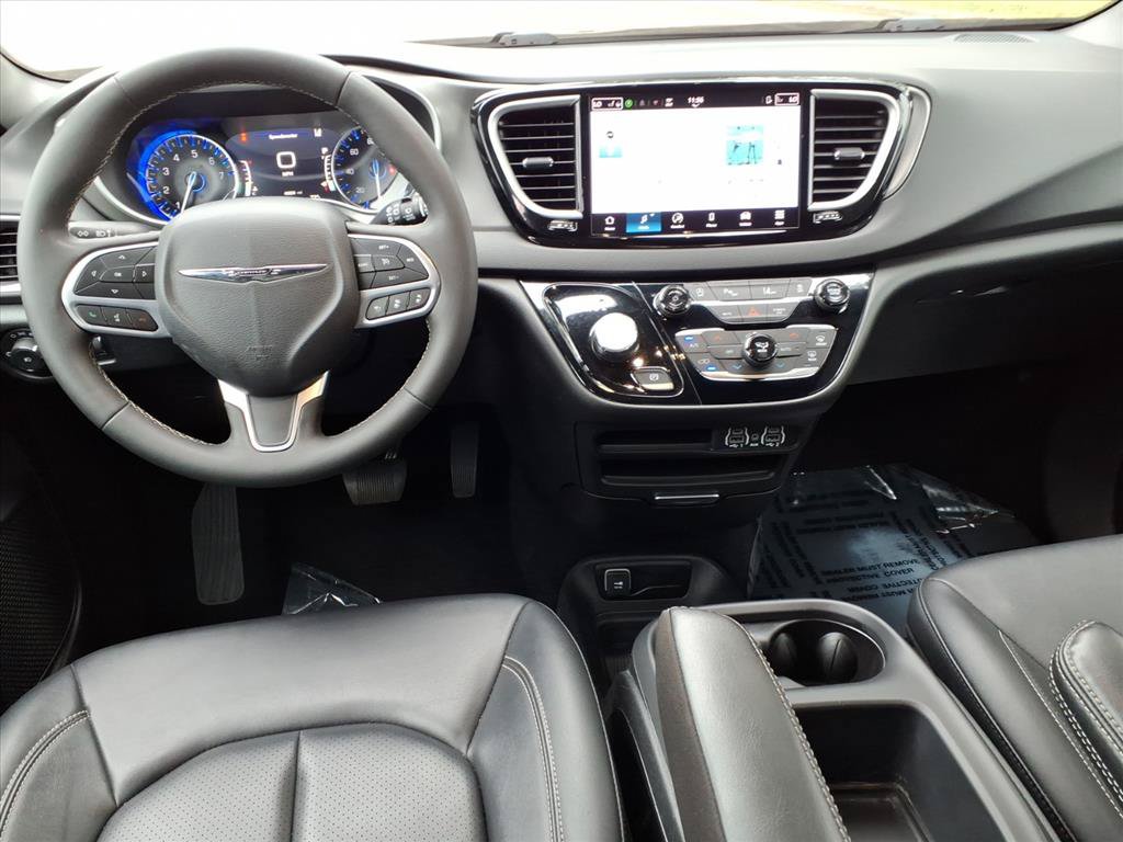 Used 2025 Chrysler Pacifica Select FWD image 9