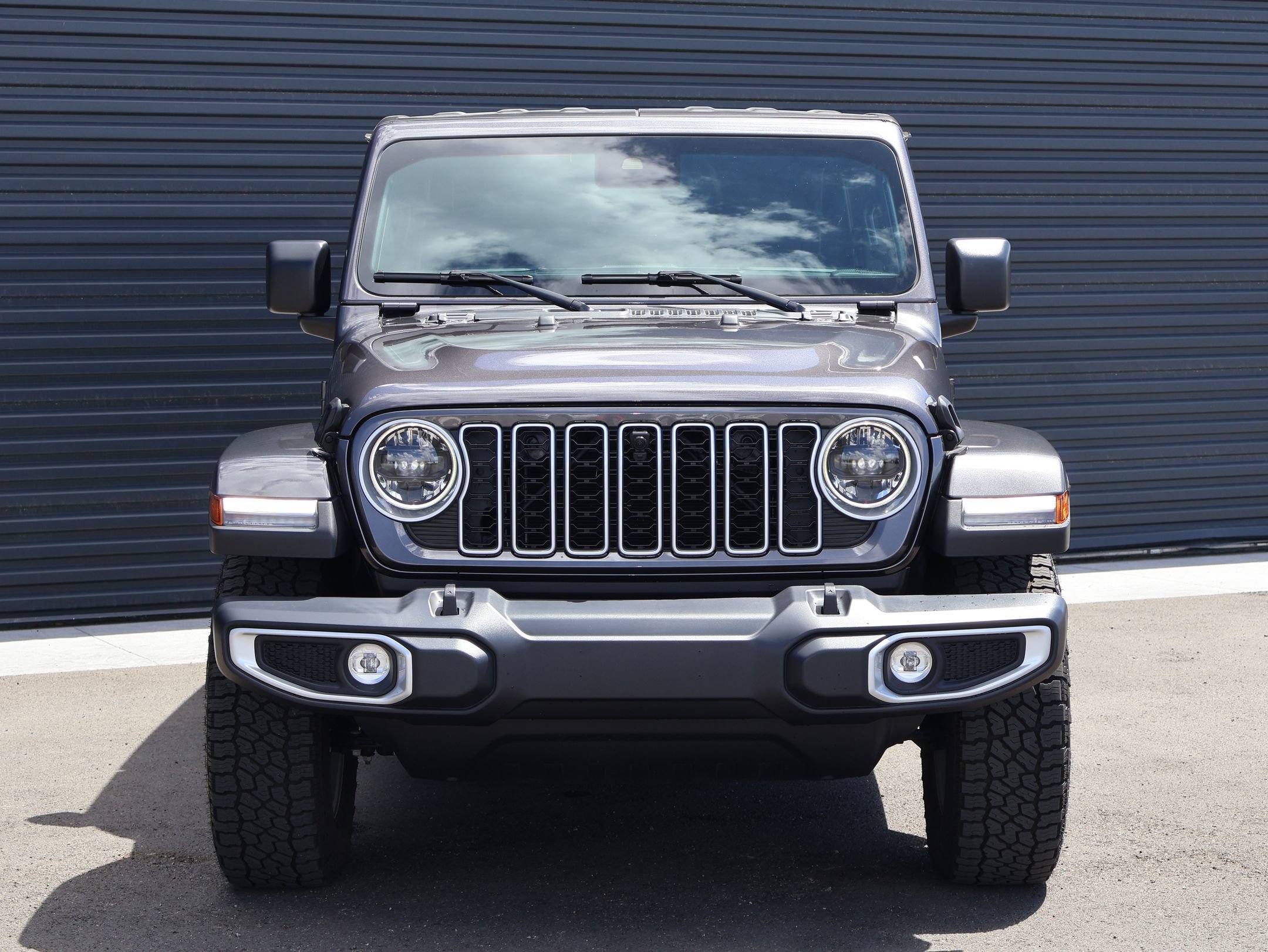 Used 2025 Jeep Wrangler Unlimited Sahara AWD/4WD image 2