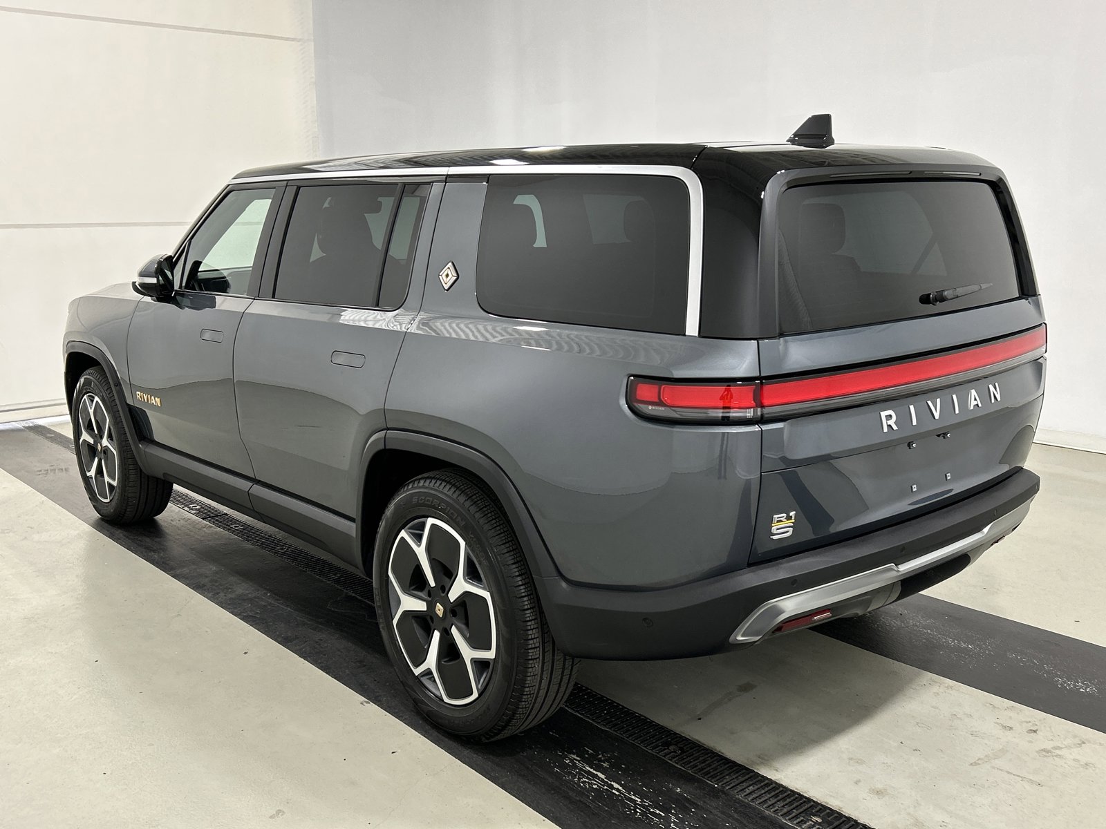 Used 2024 Rivian R1S Adventure image 3