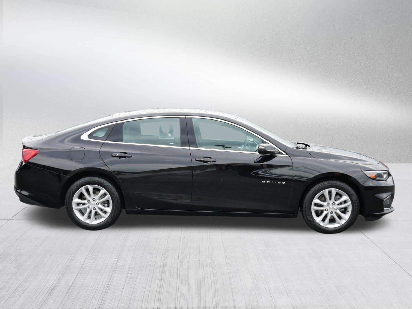 Used 2017 Chevrolet Malibu LT w/ Leather Package FWD image 8