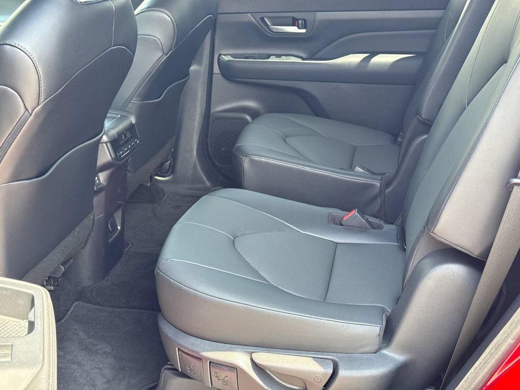 Used 2024 Toyota Grand Highlander XLE FWD image 23