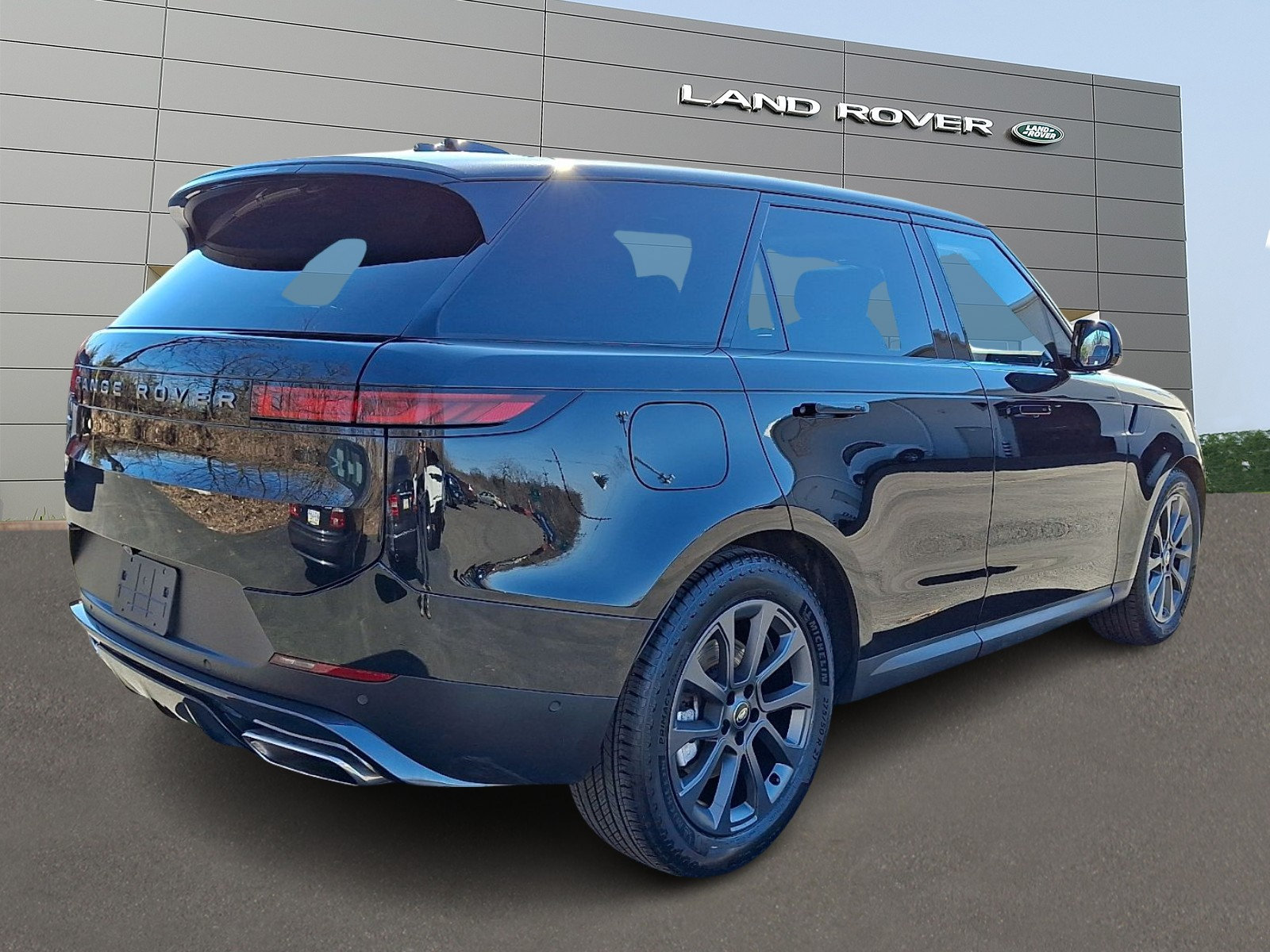 Used 2024 Land Rover Range Rover Sport SE AWD/4WD image 2