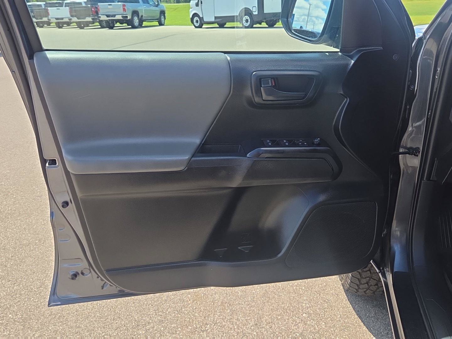 Used 2021 Toyota Tacoma SR AWD/4WD image 15