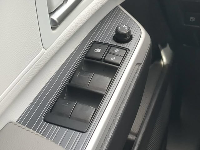 Used 2025 Toyota Sienna XLE FWD image 30