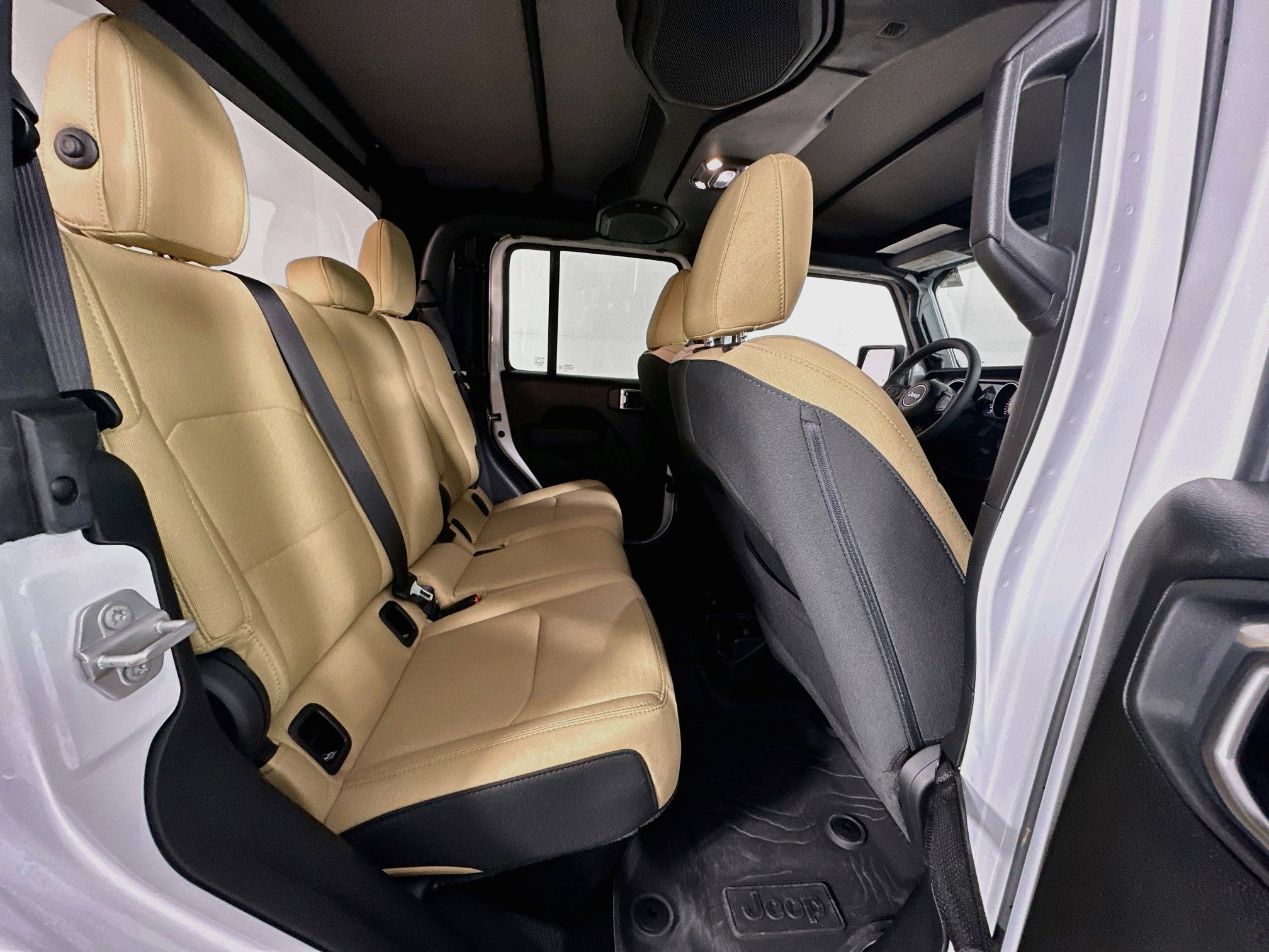 Used 2023 Jeep Gladiator Willys AWD/4WD image 25