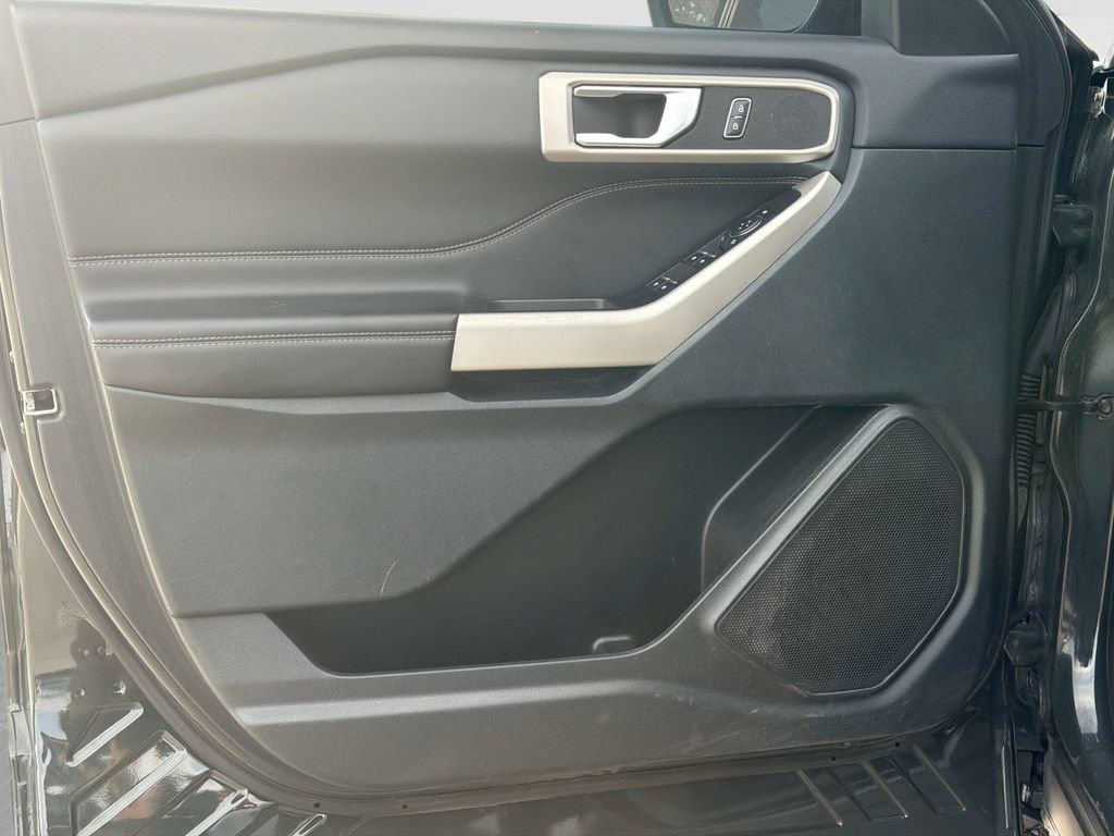 Used 2023 Ford Explorer XLT w/ Equipment Group 202A AWD/4WD image 18