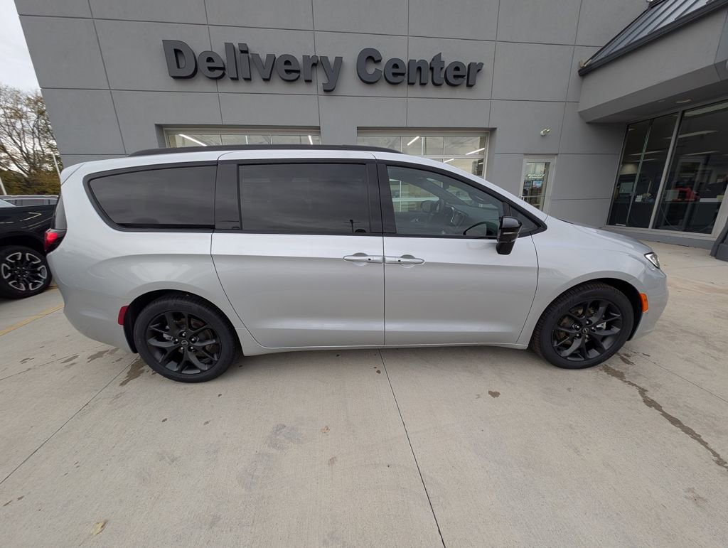 New 2026 Chrysler Pacifica Limited w/ S Appearance Package image 5