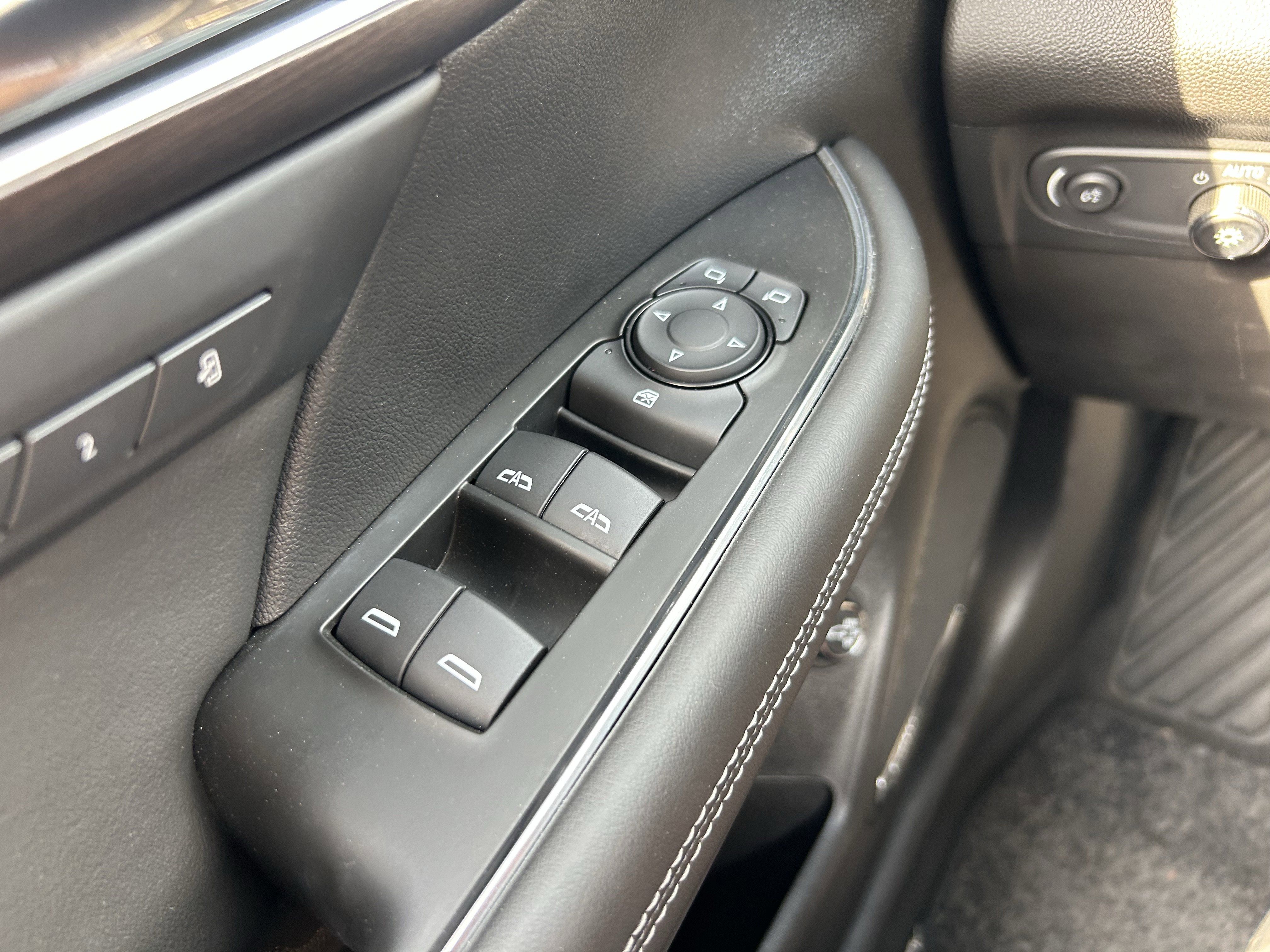 Used 2023 Buick Envision Avenir AWD/4WD image 21