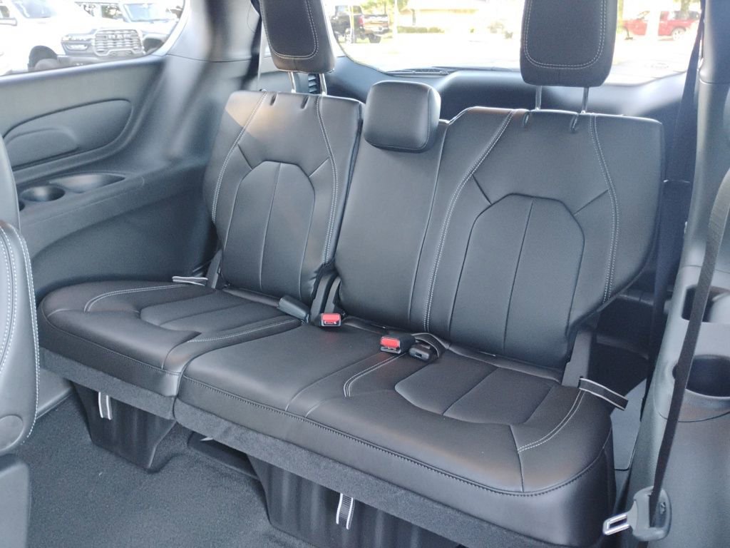 New 2026 Chrysler Pacifica Select image 15