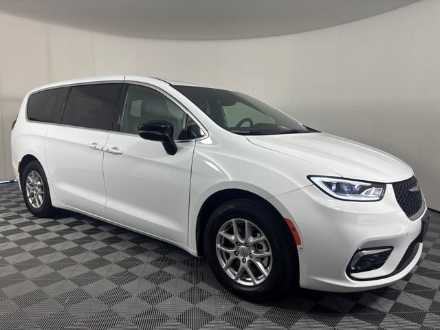 Used 2025 Chrysler Pacifica Select FWD image 33