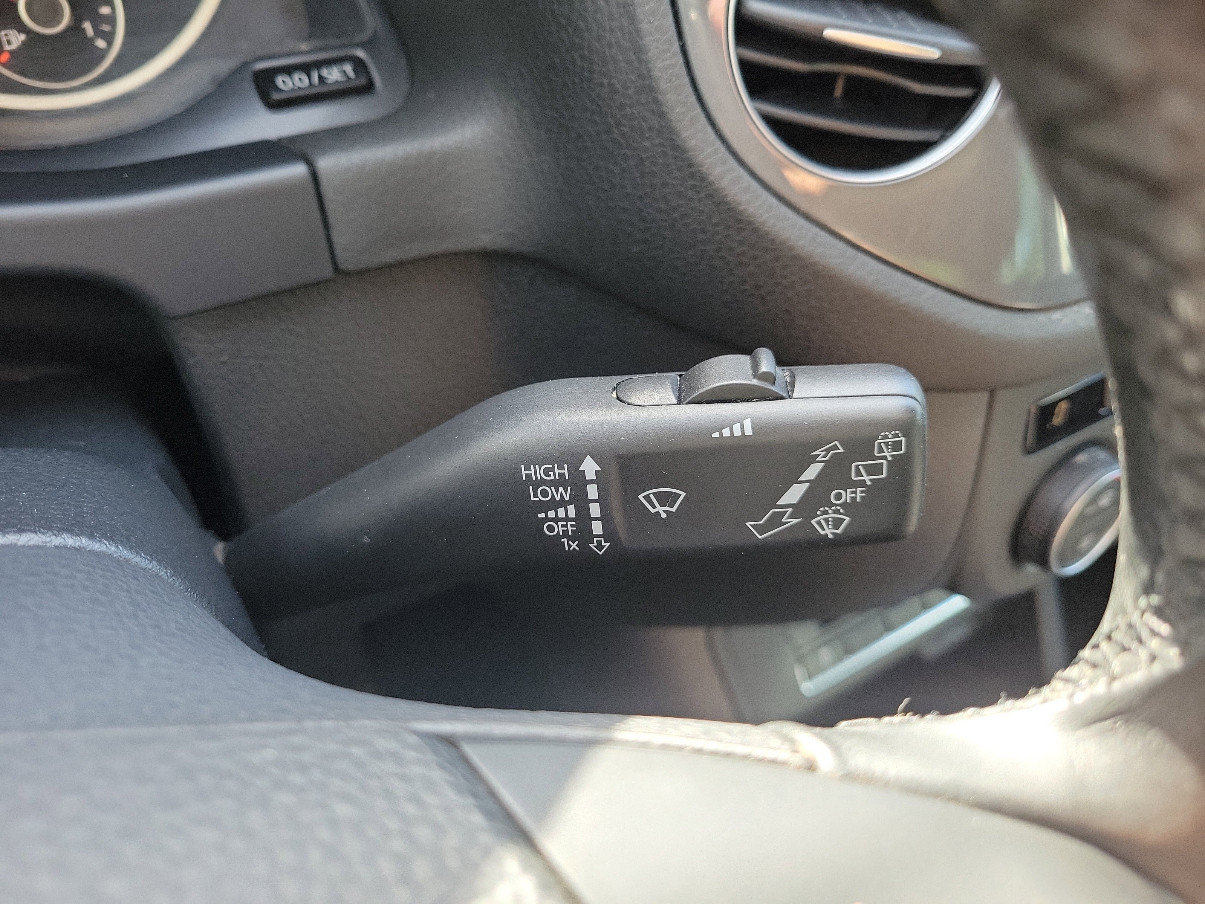 Used 2017 Volkswagen Tiguan SEL image 32