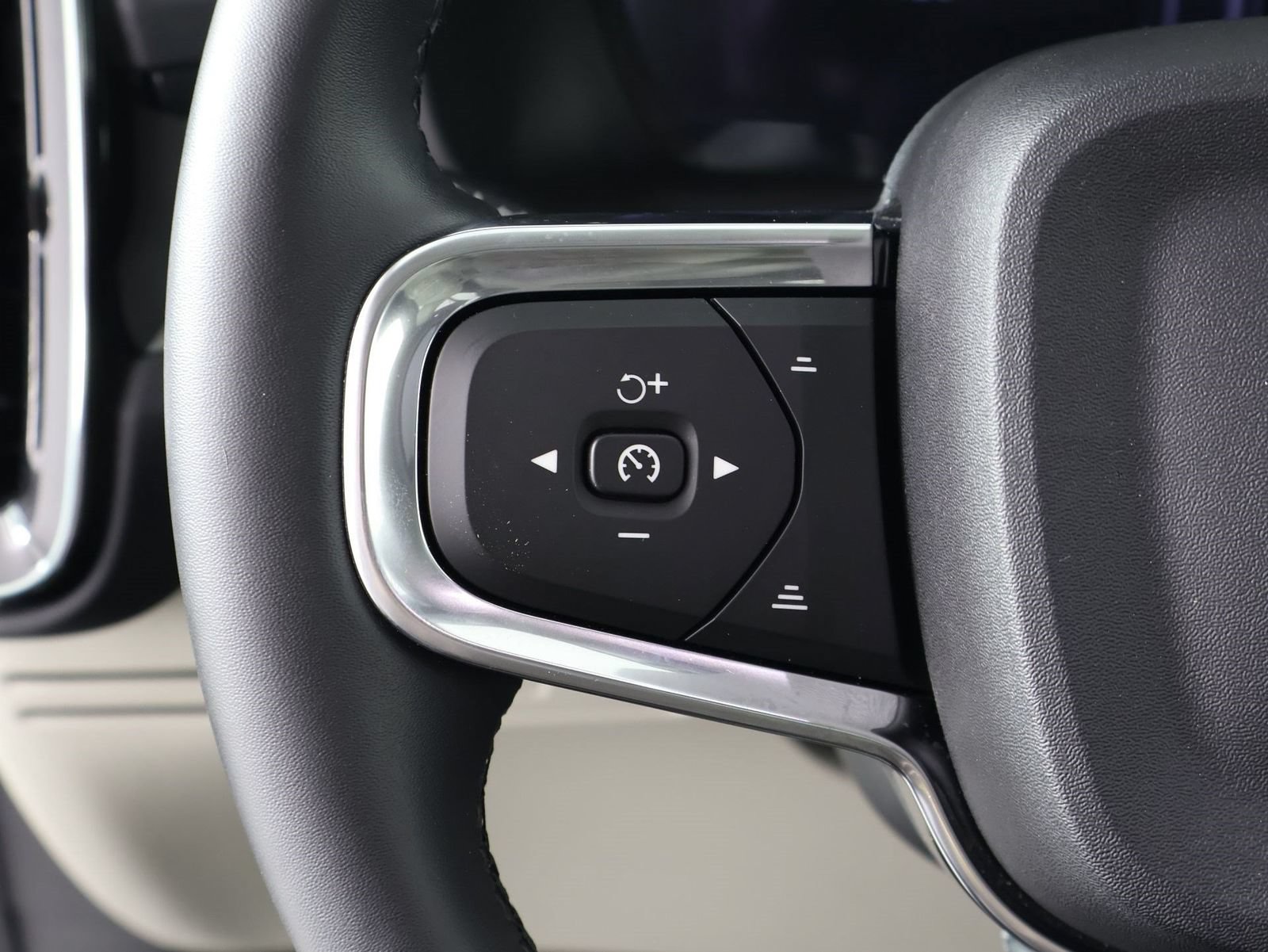 Certified 2026 Volvo XC40 B5 Plus AWD/4WD image 10
