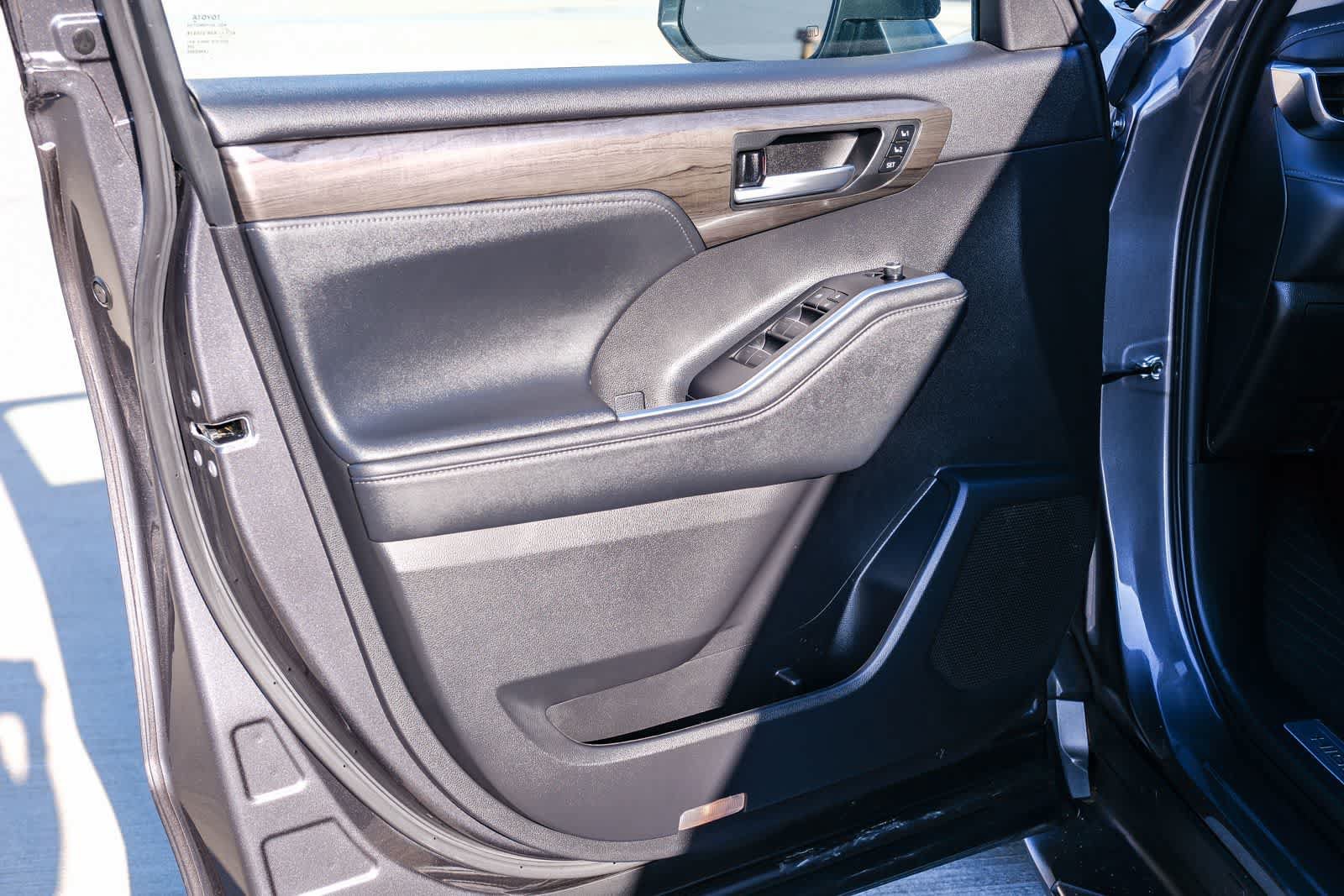 Used 2023 Toyota Highlander Limited FWD image 25