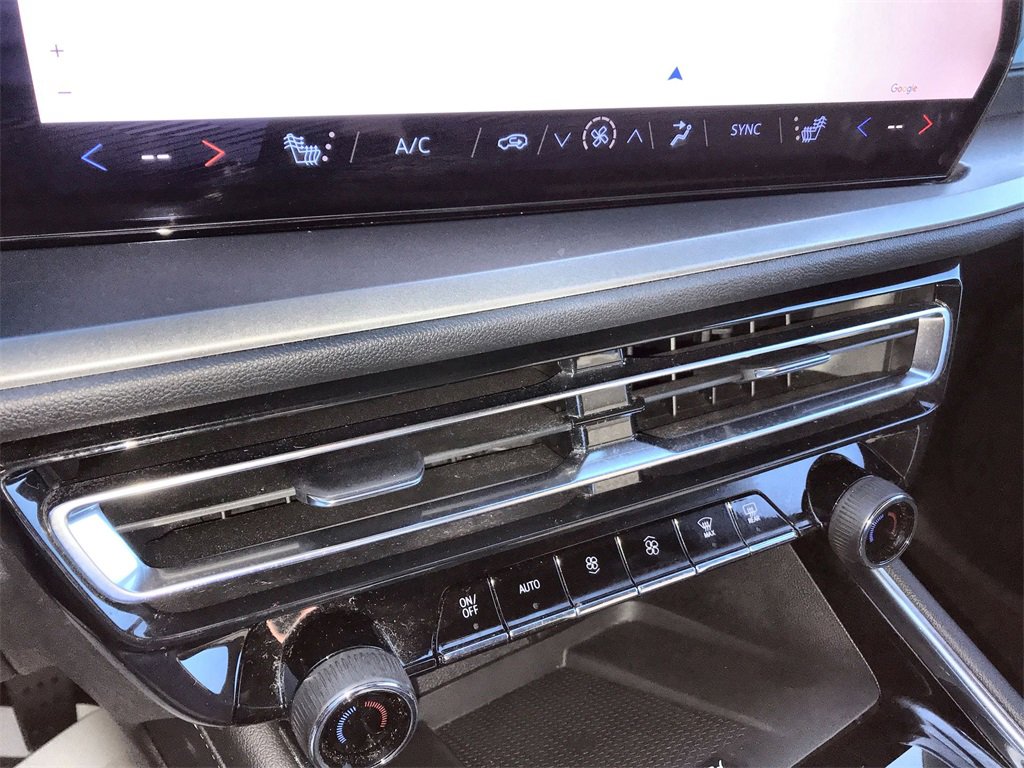 Used 2025 Chevrolet Traverse LT image 19