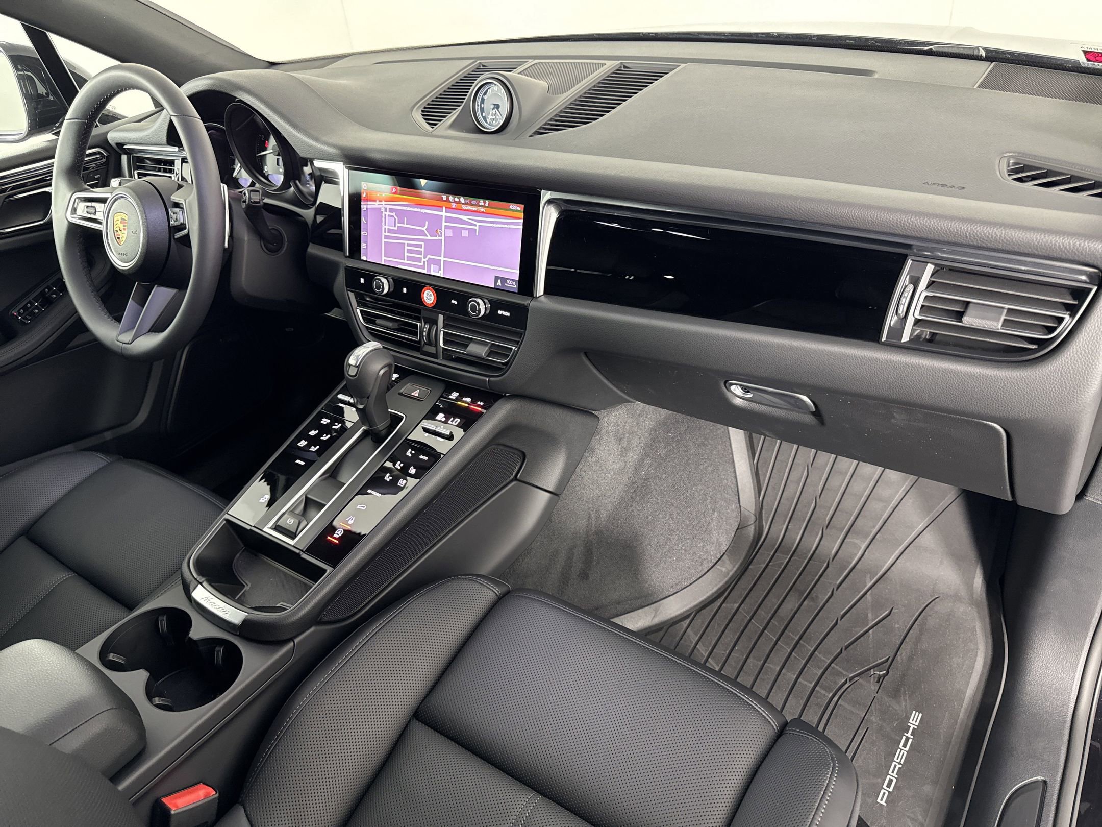 Certified 2025 Porsche Macan image 30