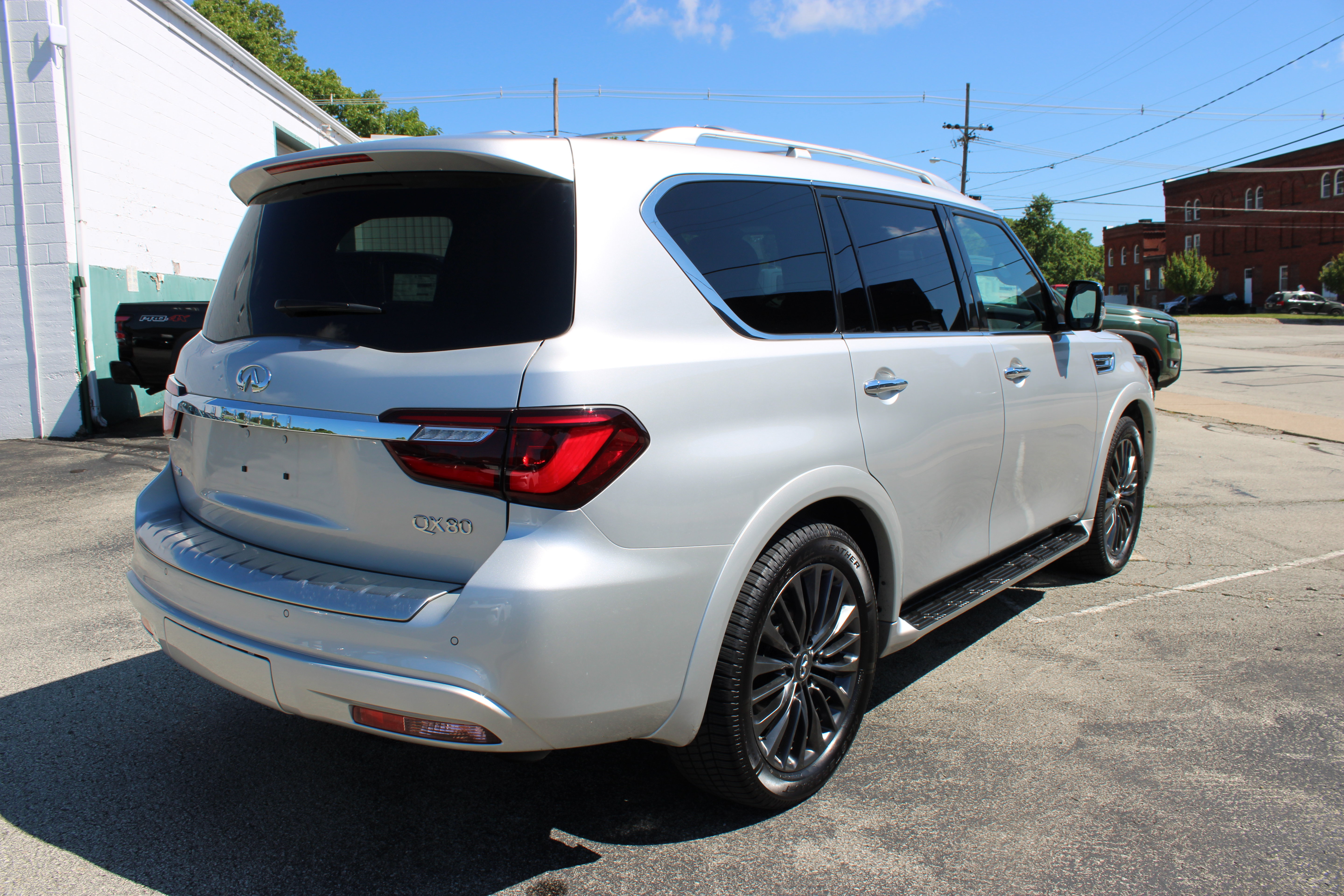 Used 2023 INFINITI QX80 Sensory w/ Cargo Package AWD/4WD image 10
