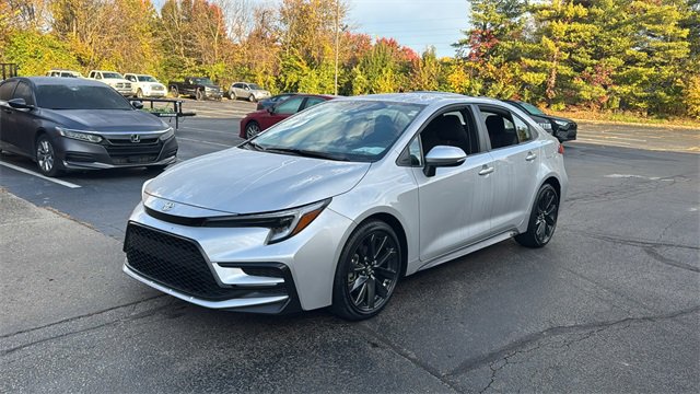 Used 2024 Toyota Corolla SE image 2