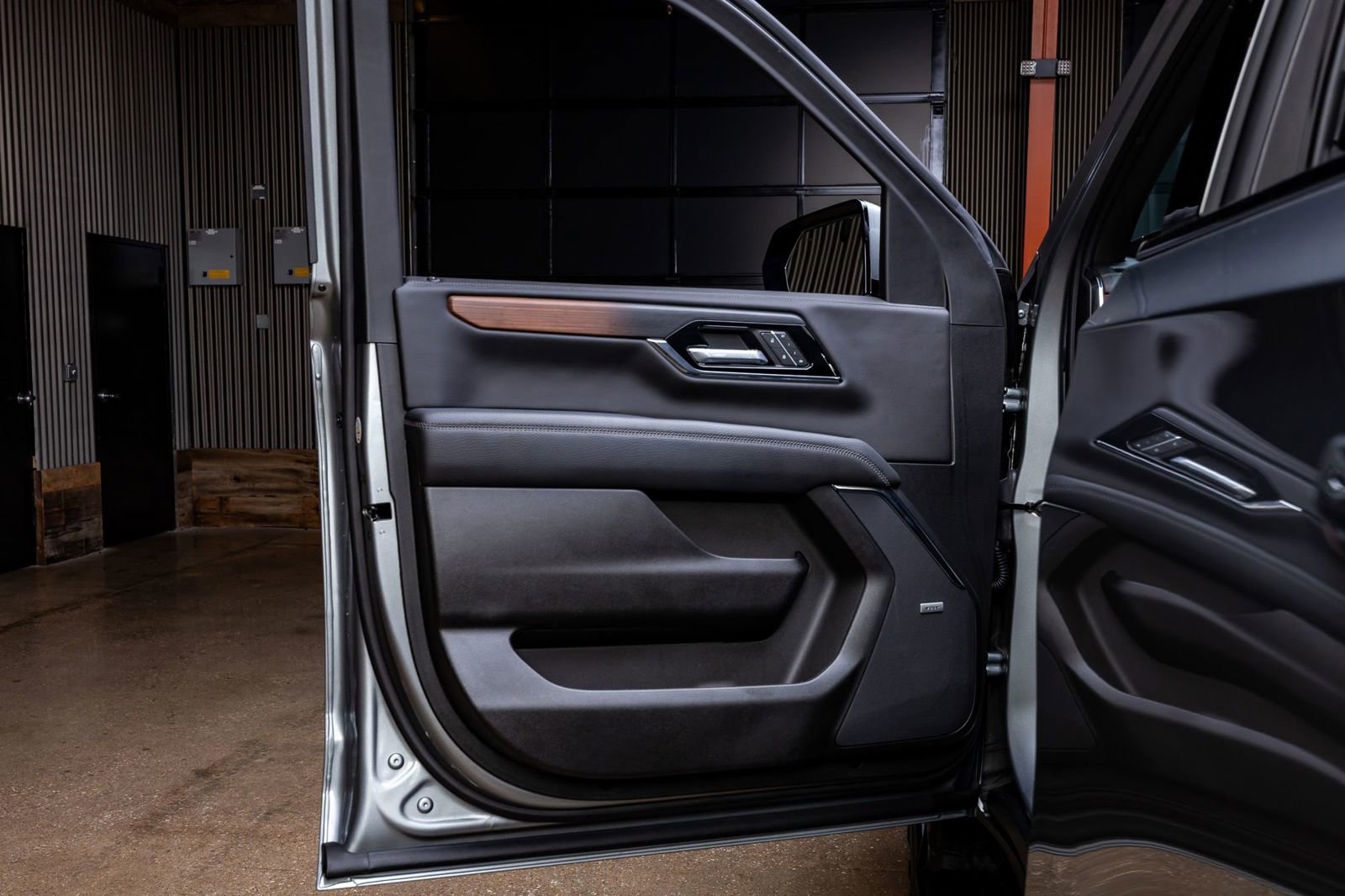 Used 2025 GMC Yukon Denali w/ Denali Reserve Package image 37