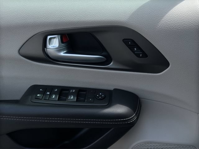 Used 2024 Chrysler Pacifica Touring-L FWD image 14
