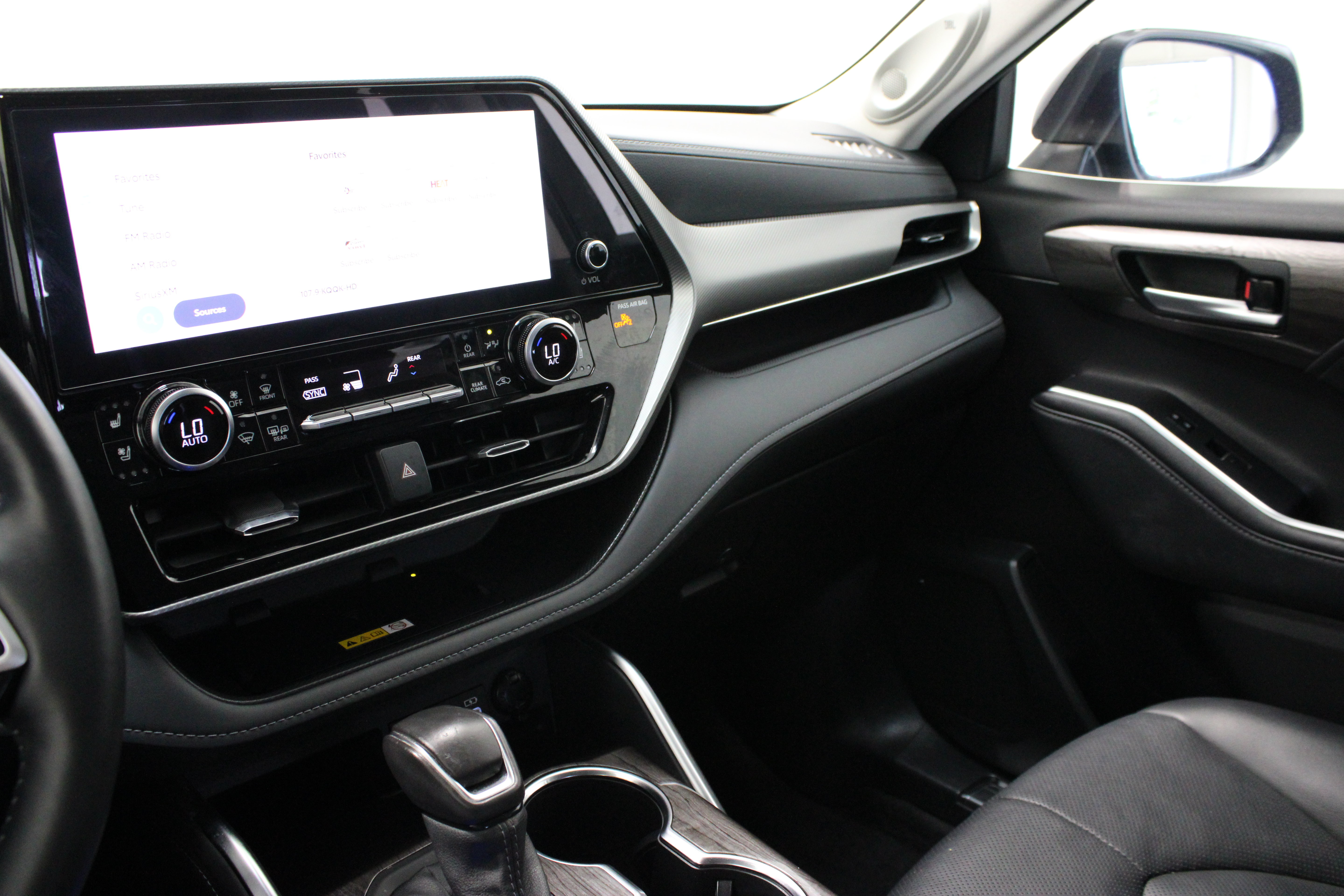 Used 2024 Toyota Highlander Platinum FWD image 16