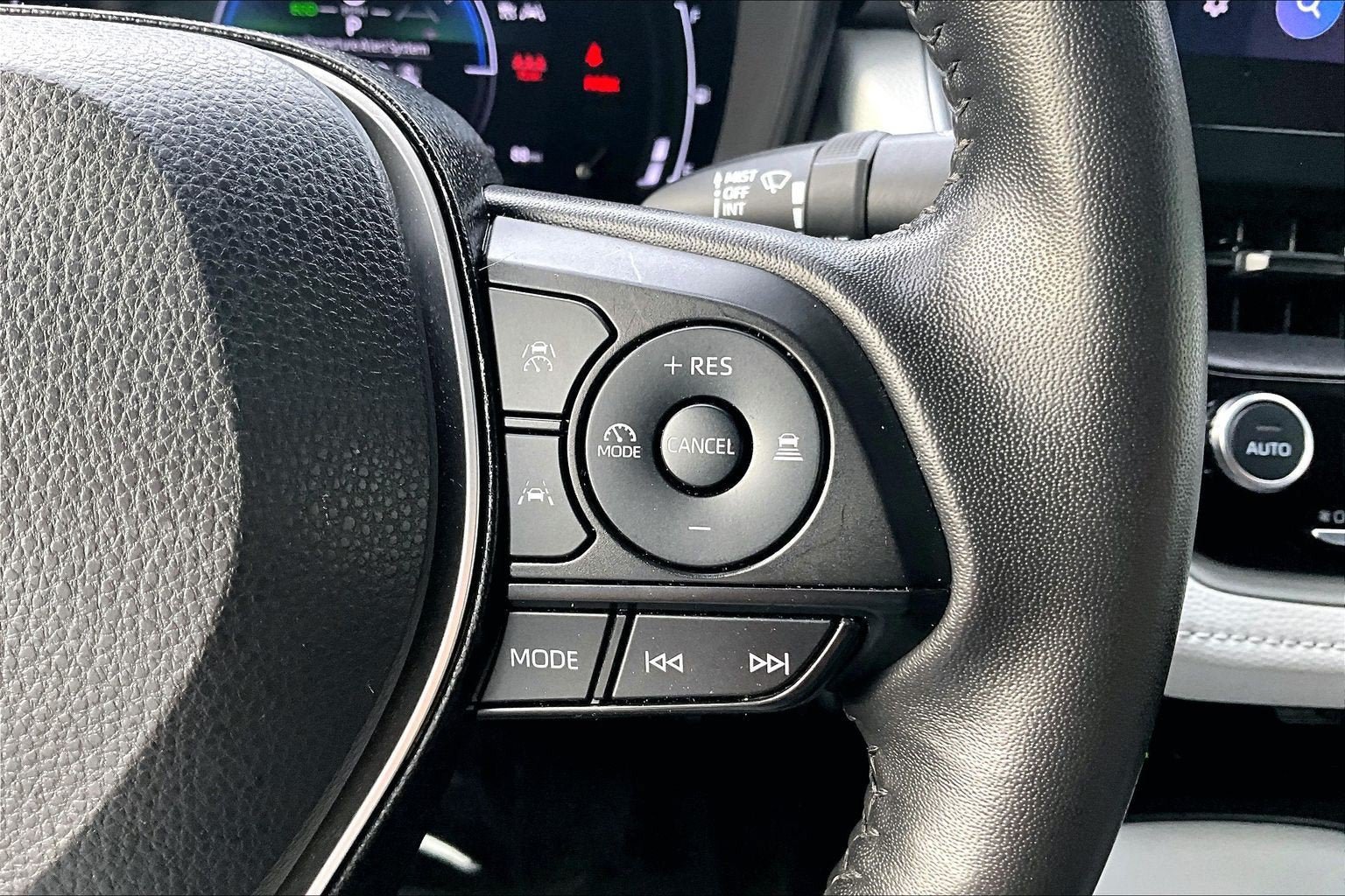Used 2025 Toyota Corolla SE w/ SE Premium Package FWD image 18
