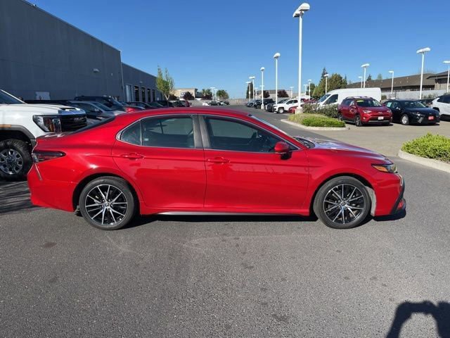 Used 2022 Toyota Camry SE image 4