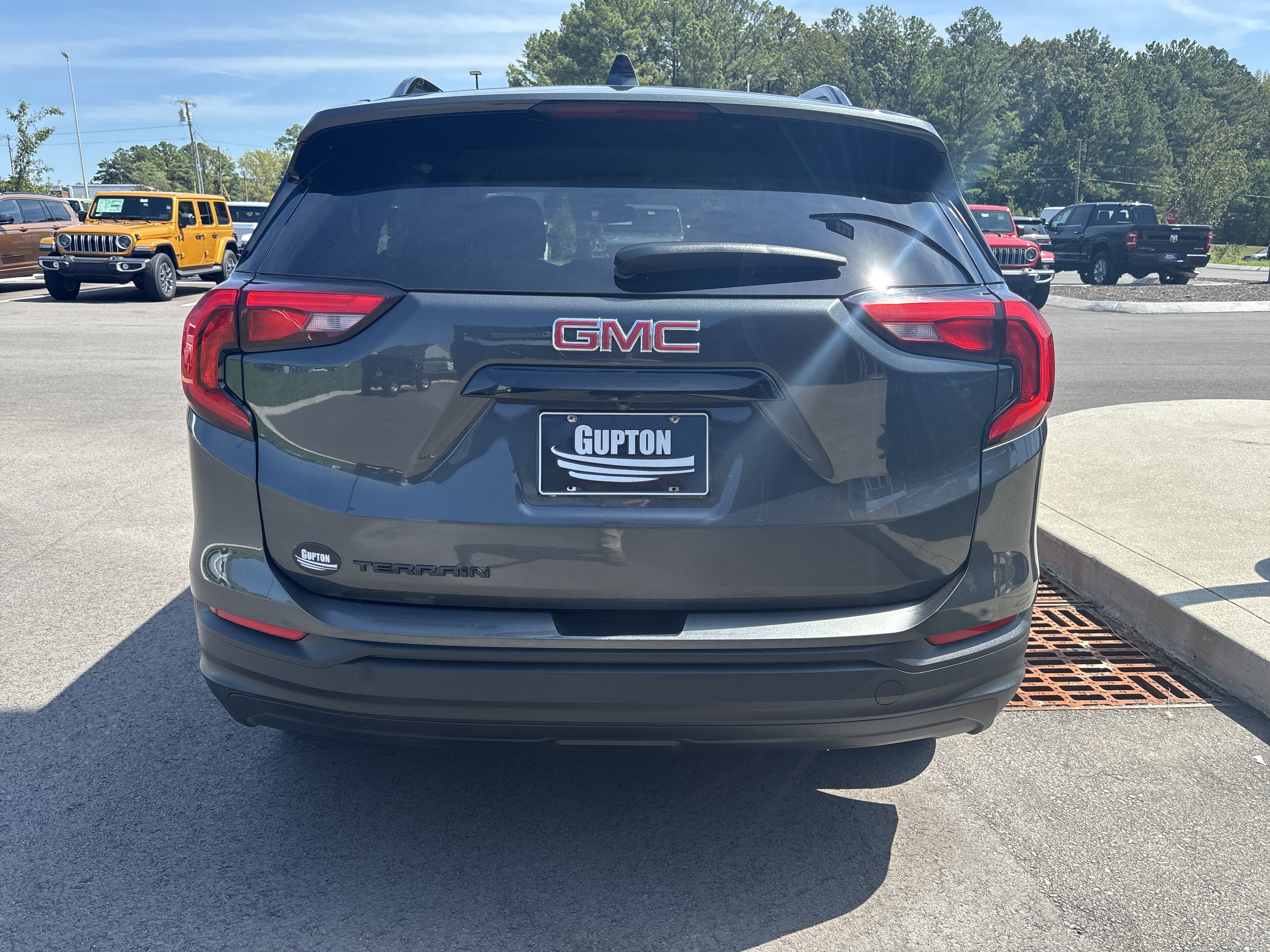 Used 2020 GMC Terrain SLE w/ Driver Convenience Package FWD image 4