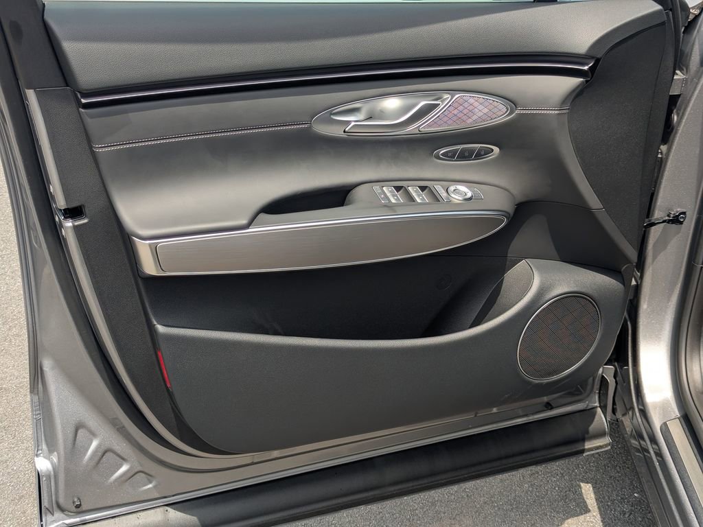 Used 2026 Genesis GV70 2.5T Select image 10