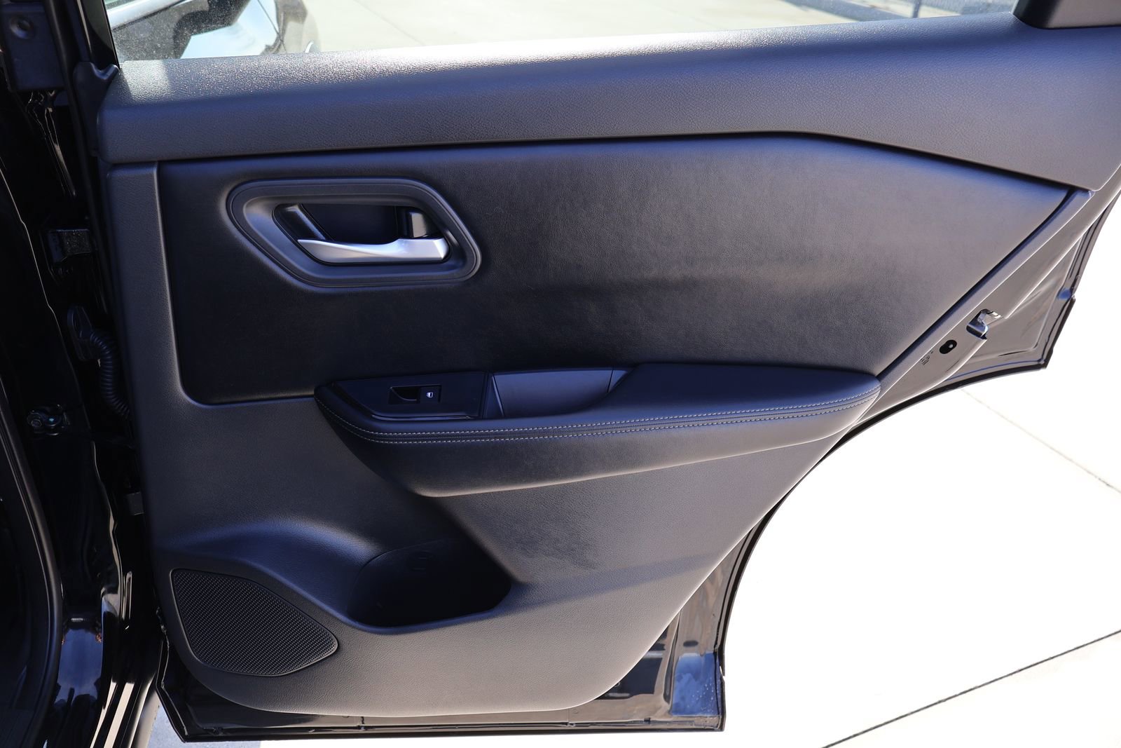 Used 2025 Nissan Rogue SV FWD image 12