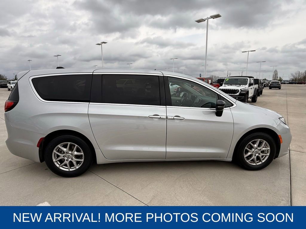 Used 2024 Chrysler Pacifica Touring-L image 6
