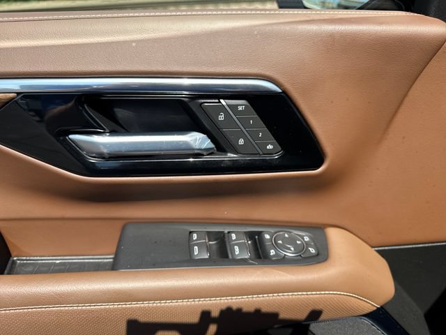 Used 2025 Chevrolet Tahoe High Country AWD/4WD image 11