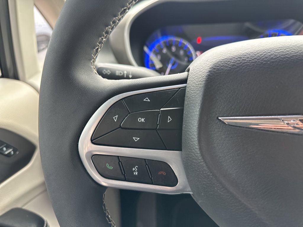 Used 2022 Chrysler Pacifica Touring-L w/ Uconnect Theater Family Group image 18