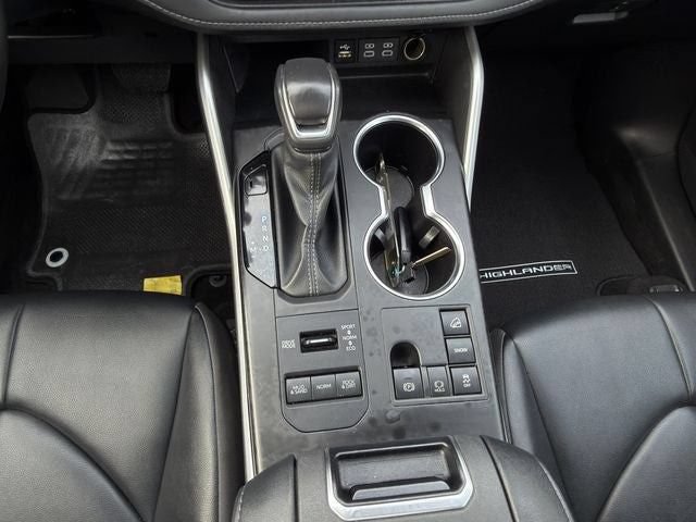 Used 2024 Toyota Highlander XLE AWD/4WD image 19