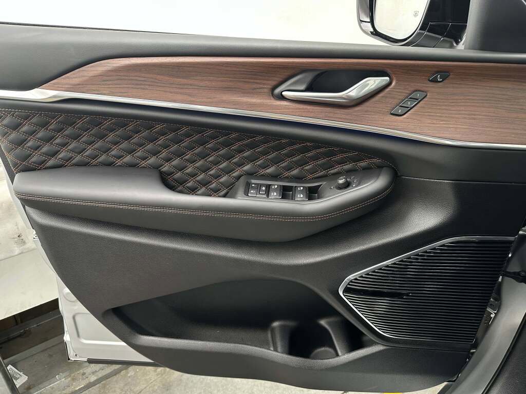 New 2025 Jeep Grand Cherokee Summit w/ Luxury Tech Group V image 22