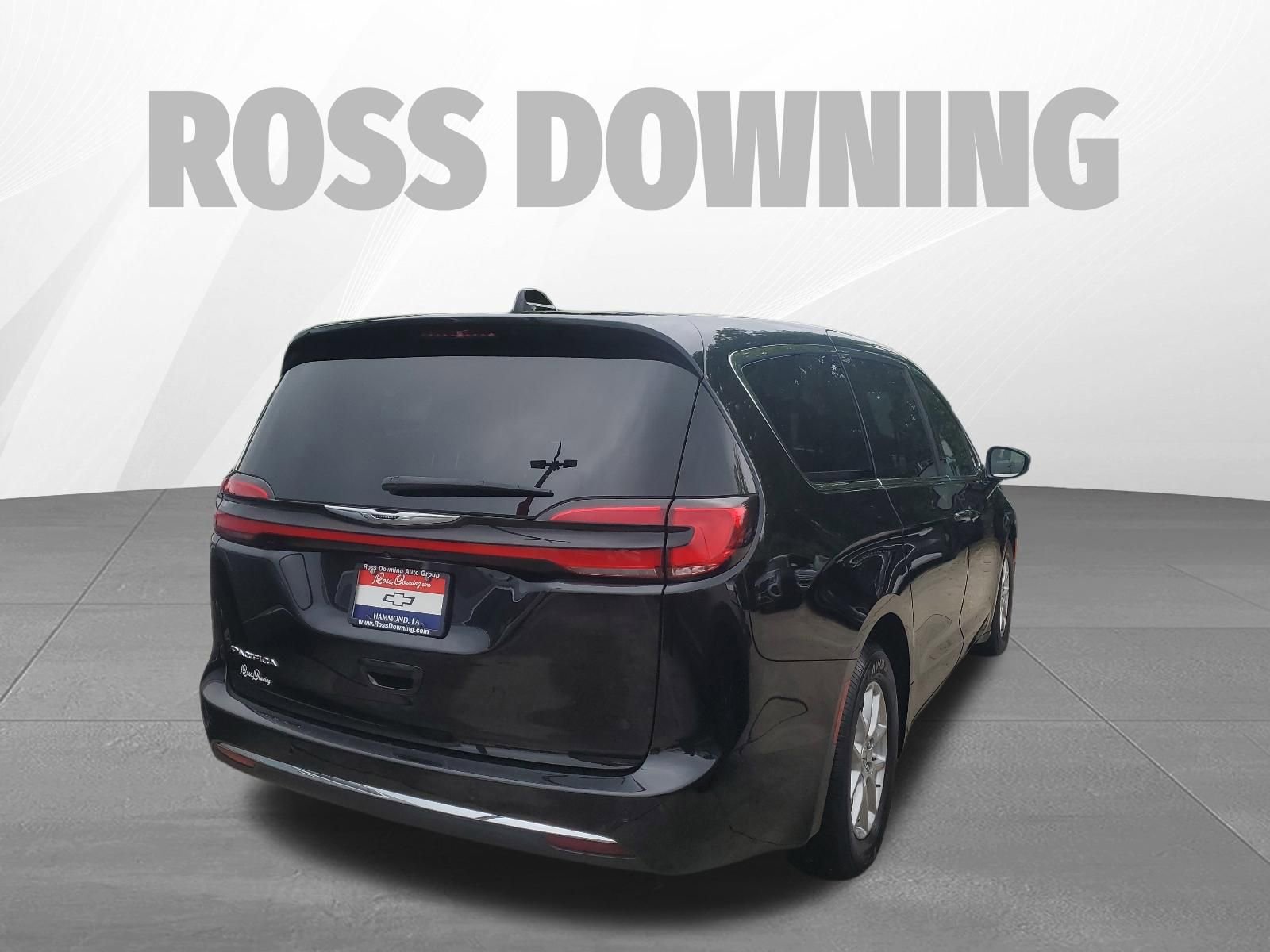 Used 2025 Chrysler Pacifica Select FWD image 4