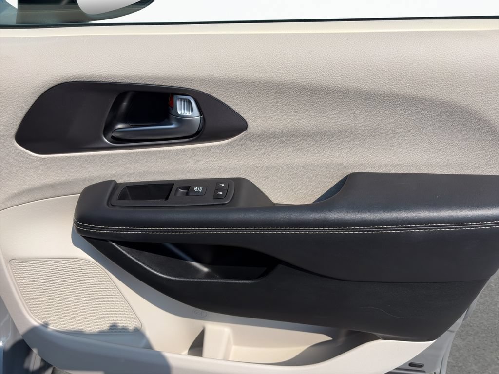 Used 2023 Chrysler Pacifica Touring-L FWD image 16