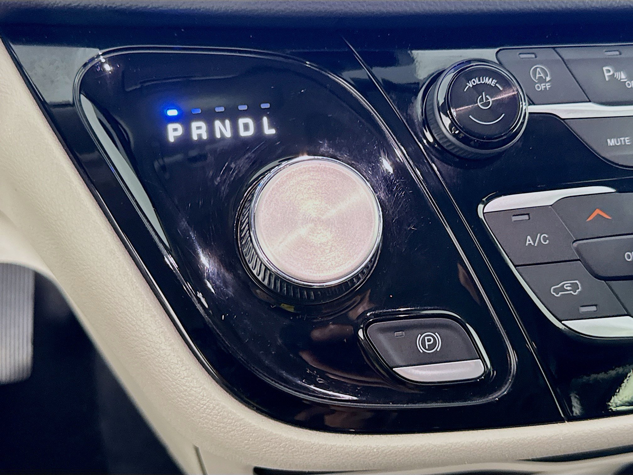 Used 2024 Chrysler Pacifica Touring-L FWD image 19