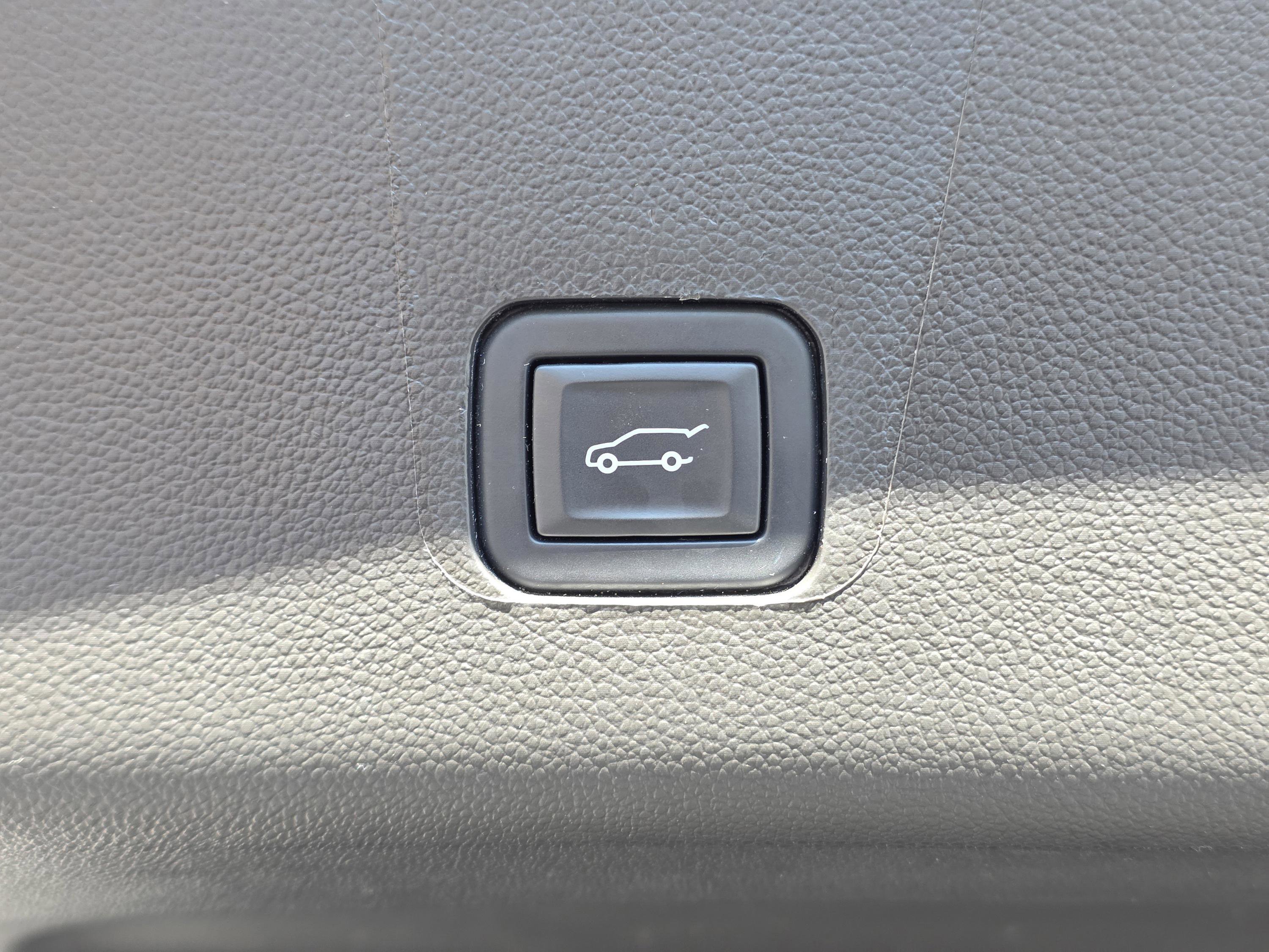 Used 2023 Chevrolet Traverse LT image 16