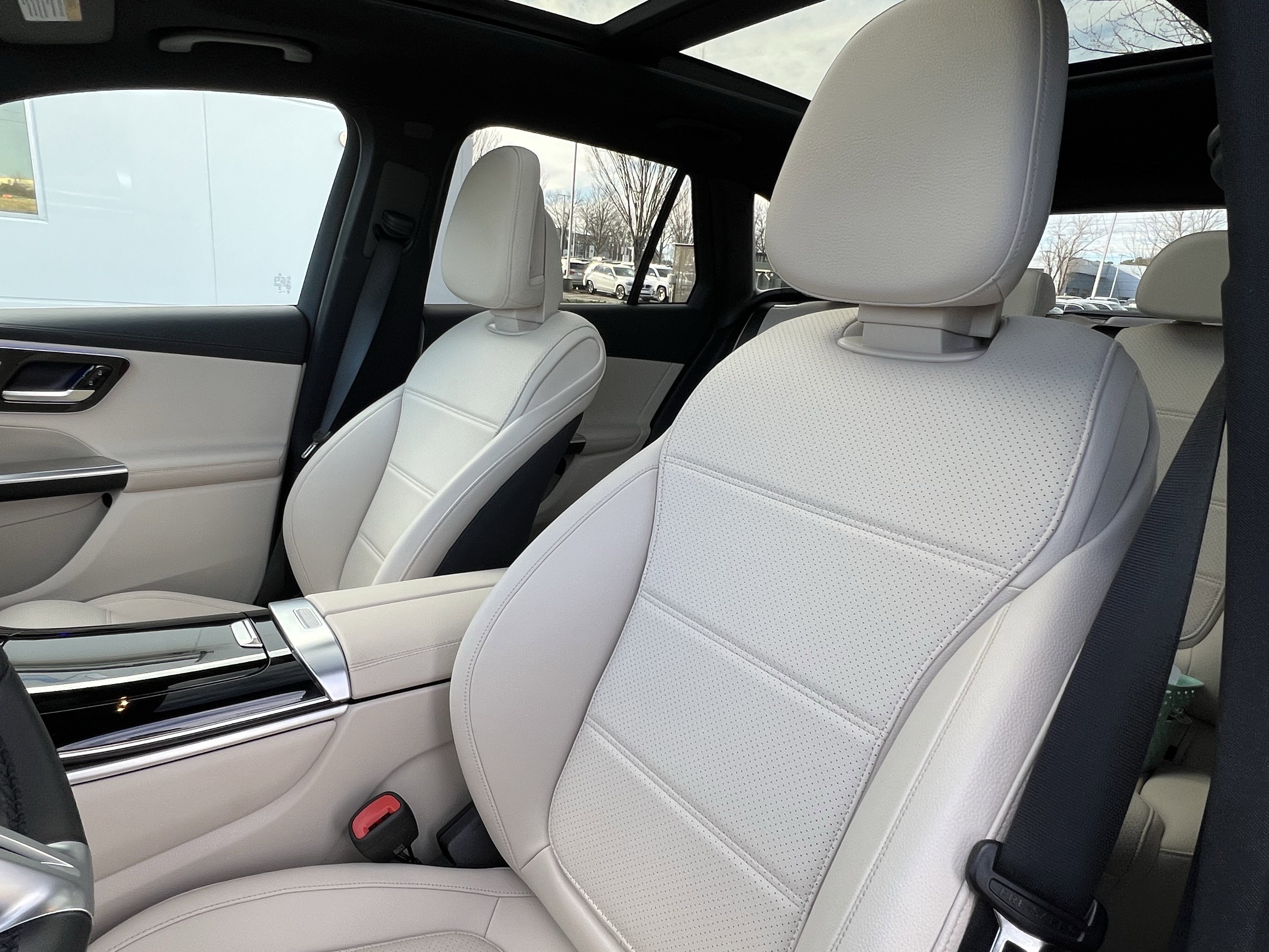 Used 2024 Mercedes-Benz GLC 300 4MATIC image 16