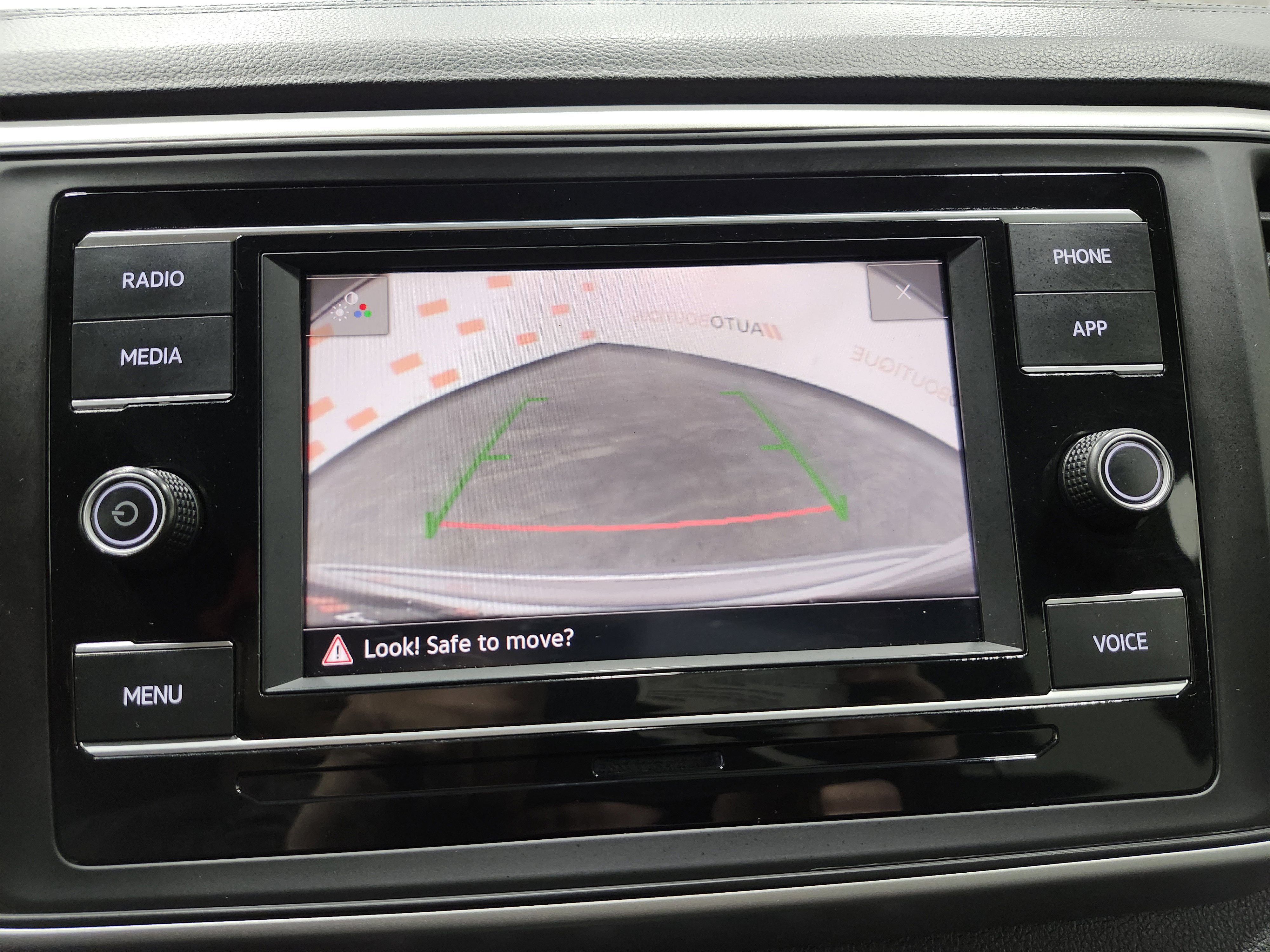 Used 2022 Volkswagen Atlas Cross Sport SE image 2