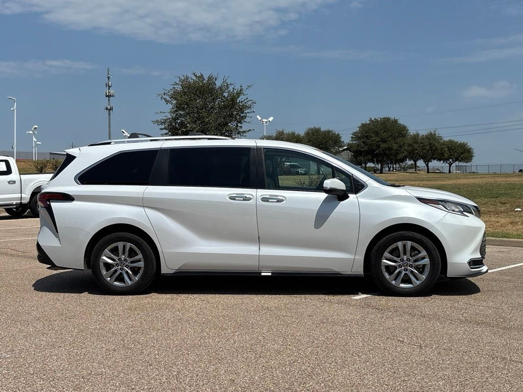Certified 2023 Toyota Sienna Limited FWD image 4