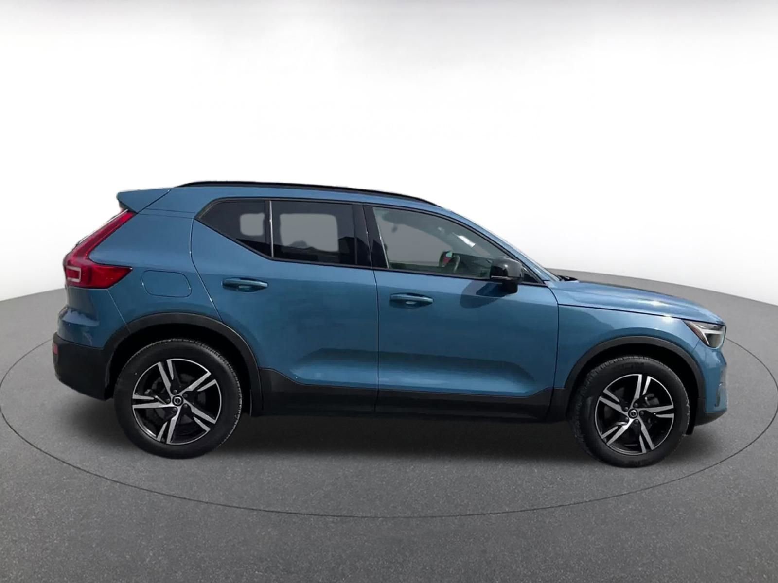 Used 2024 Volvo XC40 B5 Core image 16