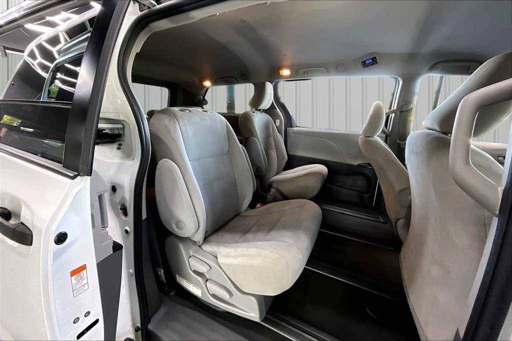 Used 2020 Toyota Sienna L FWD image 26