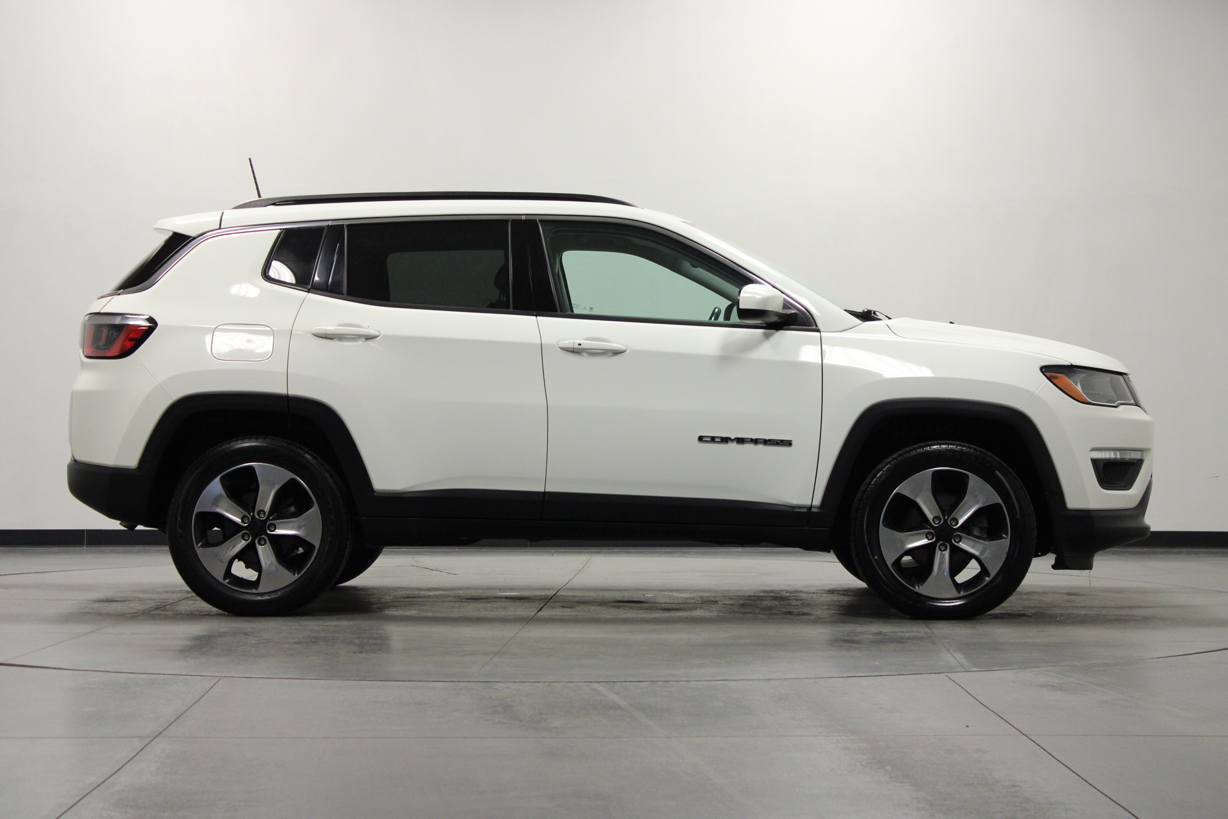 Used 2019 Jeep Compass Latitude w/ Popular Equipment Group AWD/4WD image 3