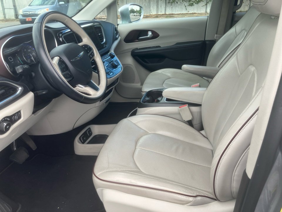 Used 2017 Chrysler Pacifica Limited image 34