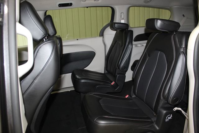 Used 2023 Chrysler Pacifica Touring-L FWD image 11