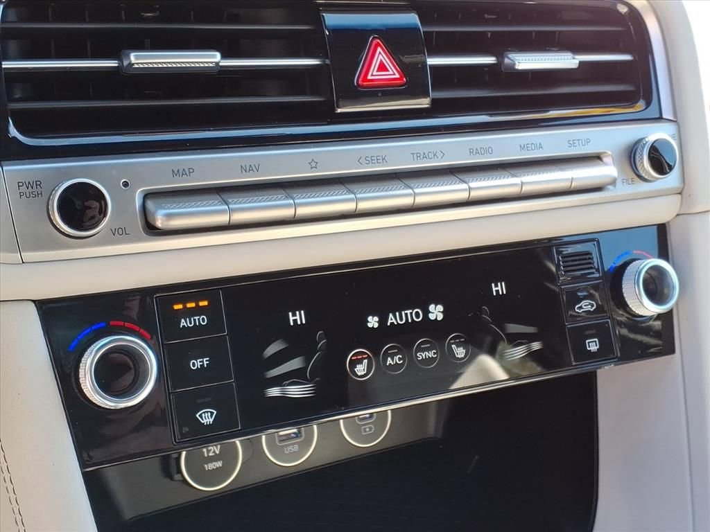 Used 2025 Genesis G70 2.5T image 18